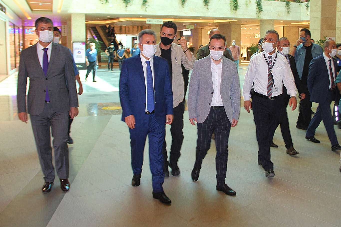 Adana Valisi Elban AVM’de denetlemelerde bulundu Adana Valisi Elban AVM’de denetlemelerde bulundu